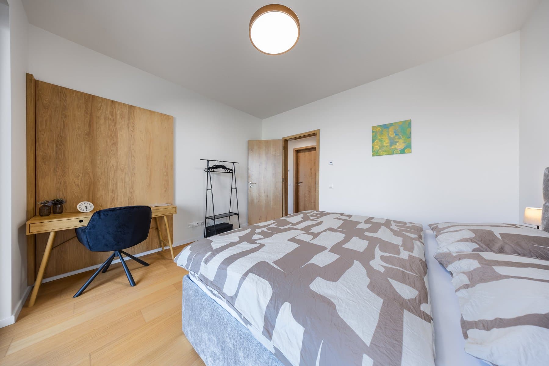 Stylish Downtown Apartment - Top Location, Parking 4