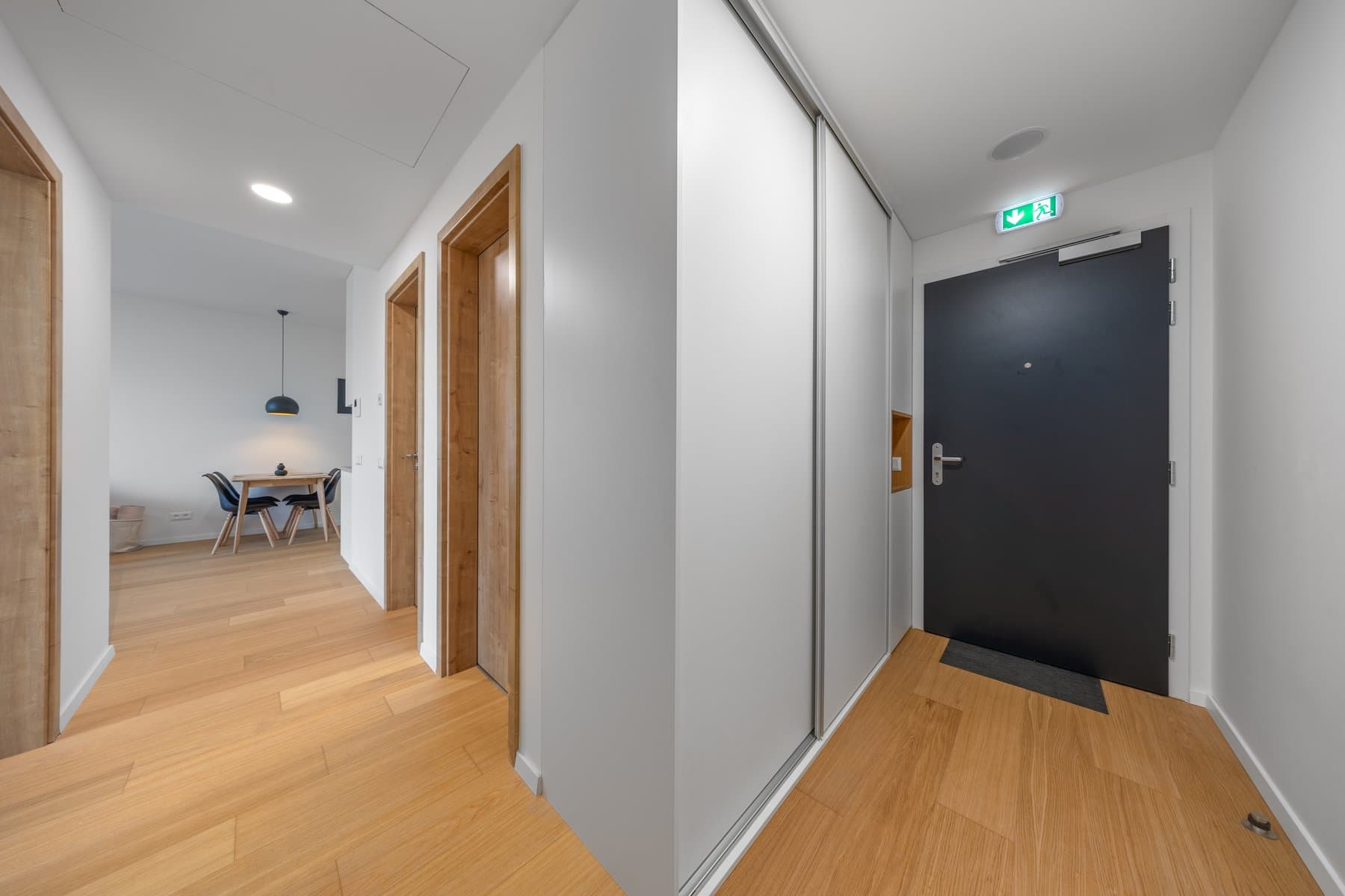 Stylish Downtown Apartment - Top Location, Parking 5