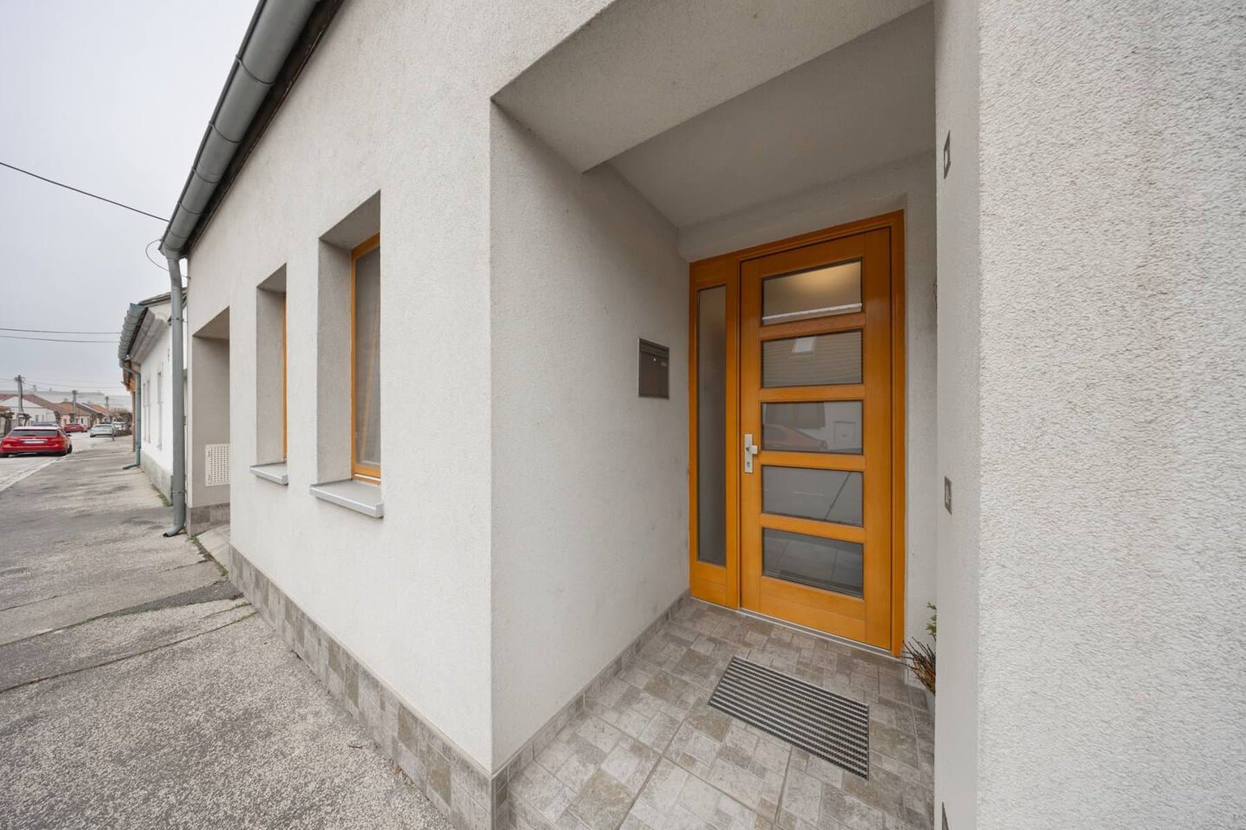 Cosy Apartment & Near Downtown | Free Parking 2