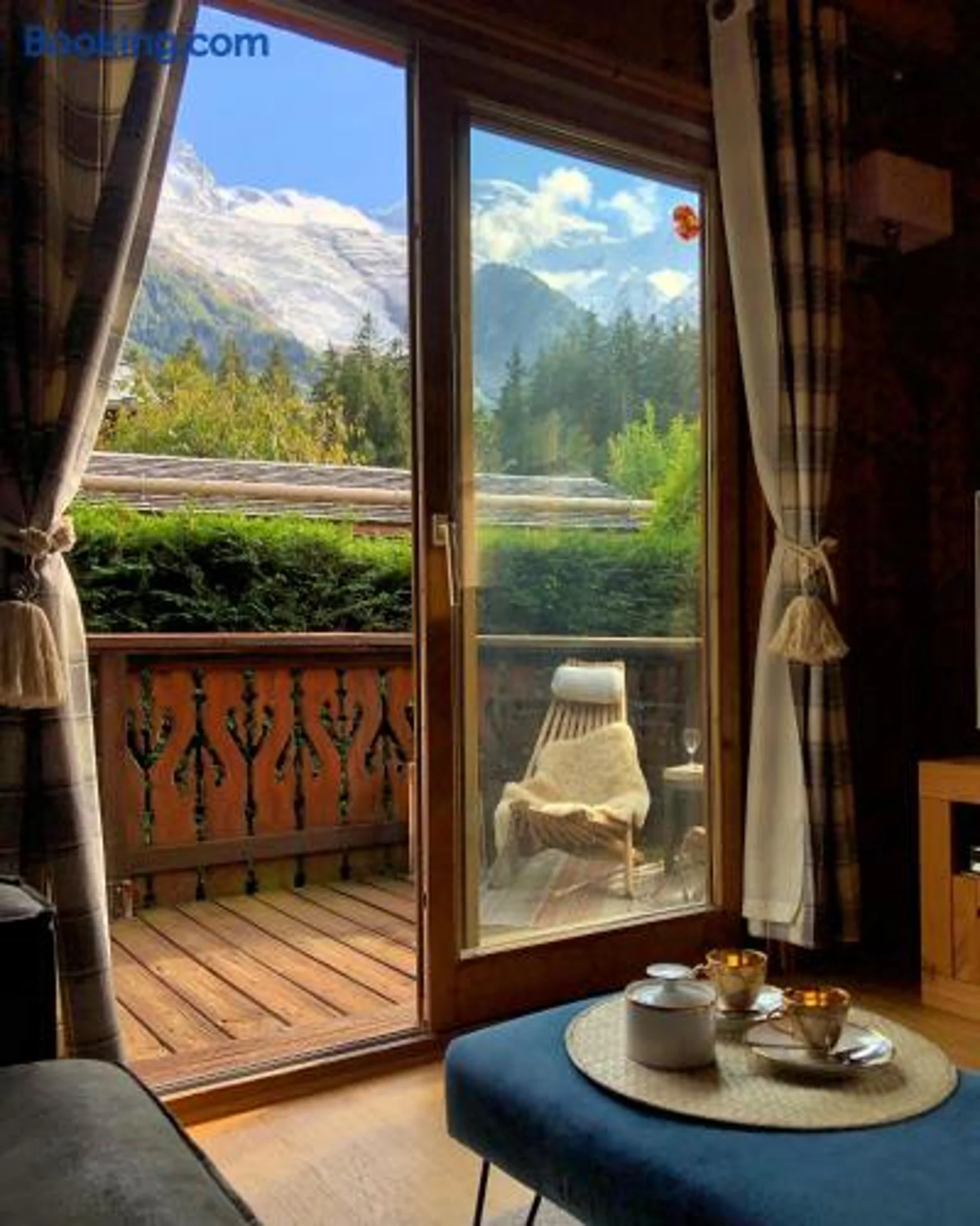 Alpine Retreat with Mont Blanc Panorama, top location, private parking,  Three-Bedroom Chalet 2
