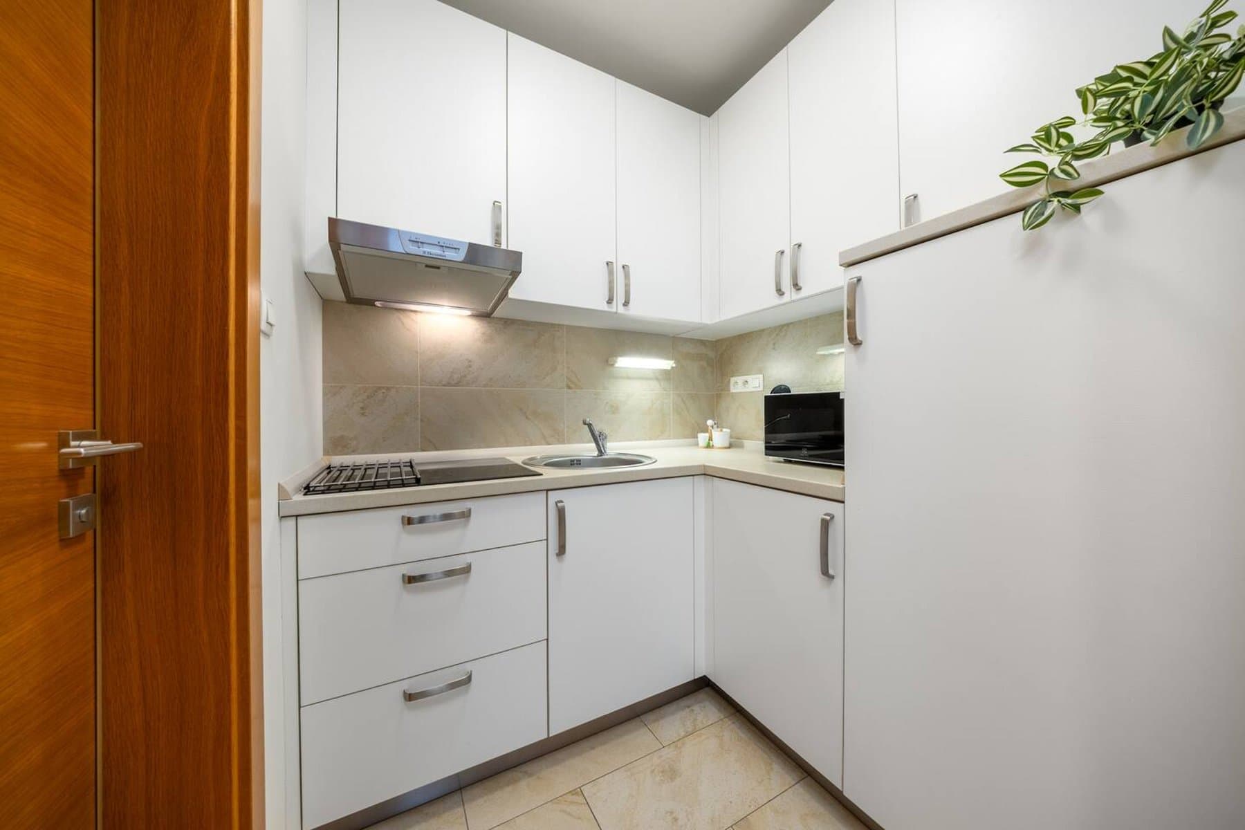 Cosy Apartment & Near Downtown | Free Parking 3