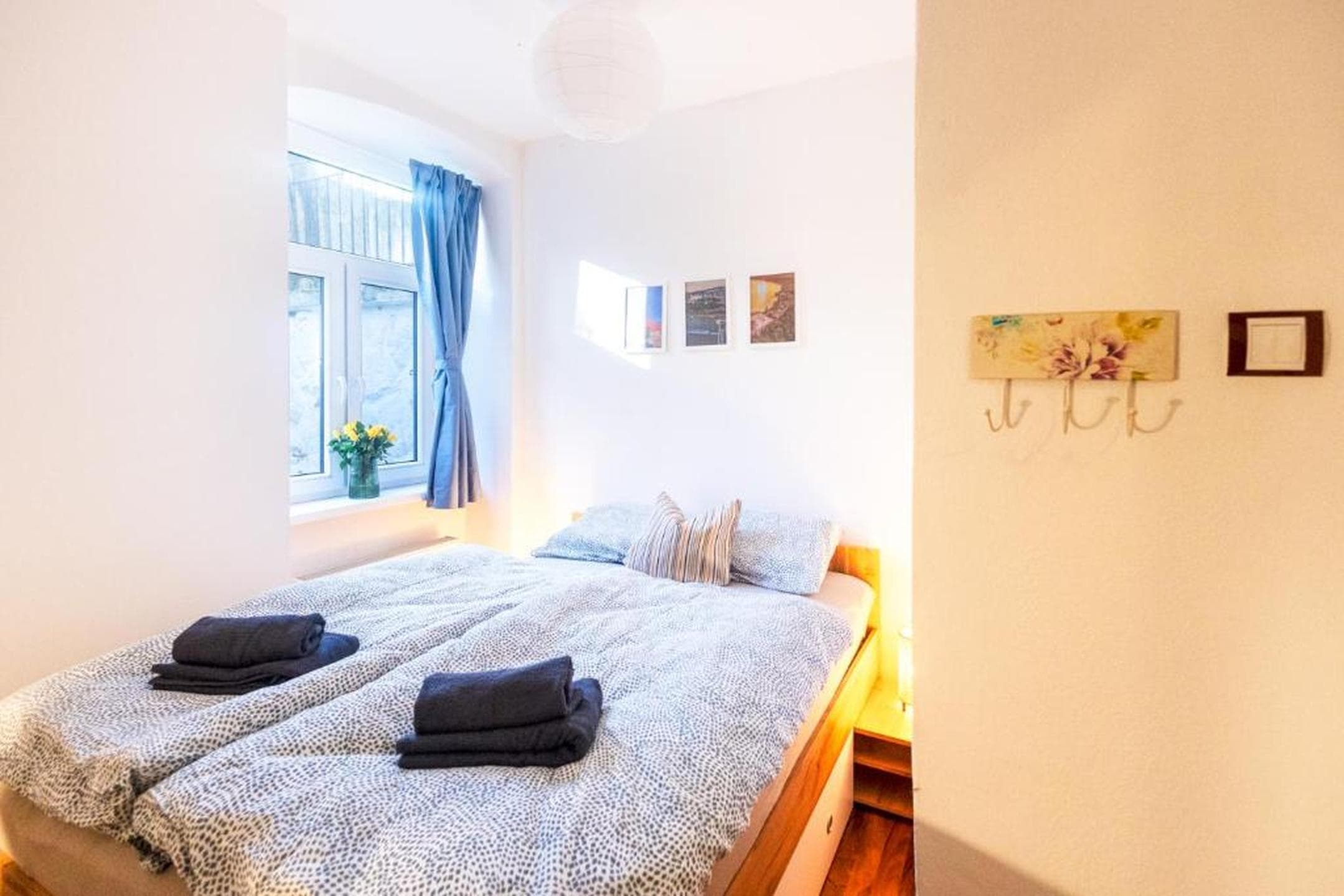 Old Town Apartment with Private Garden & PS4 2