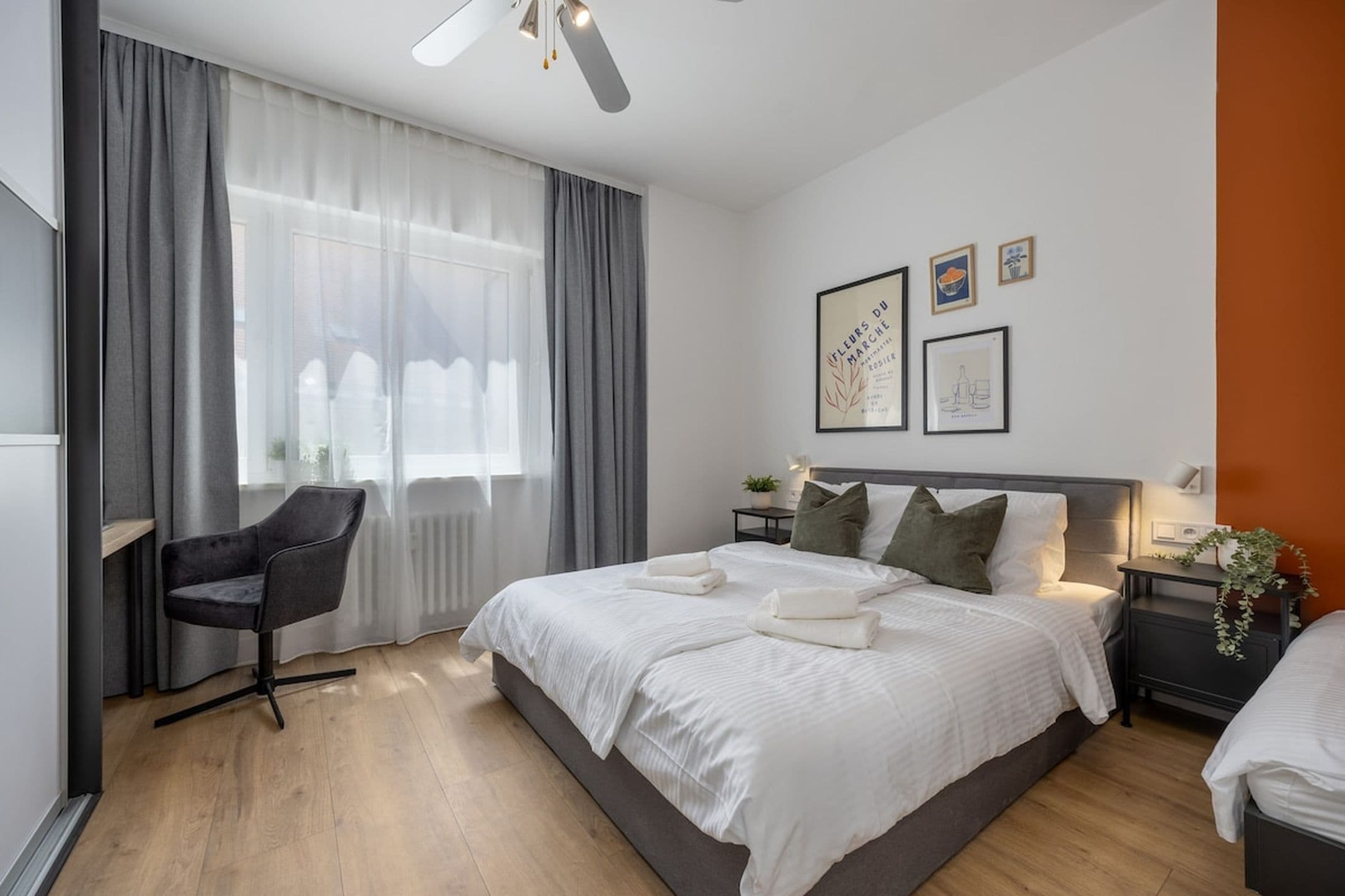Premium 1BR Old Town Apt with A/C 3
