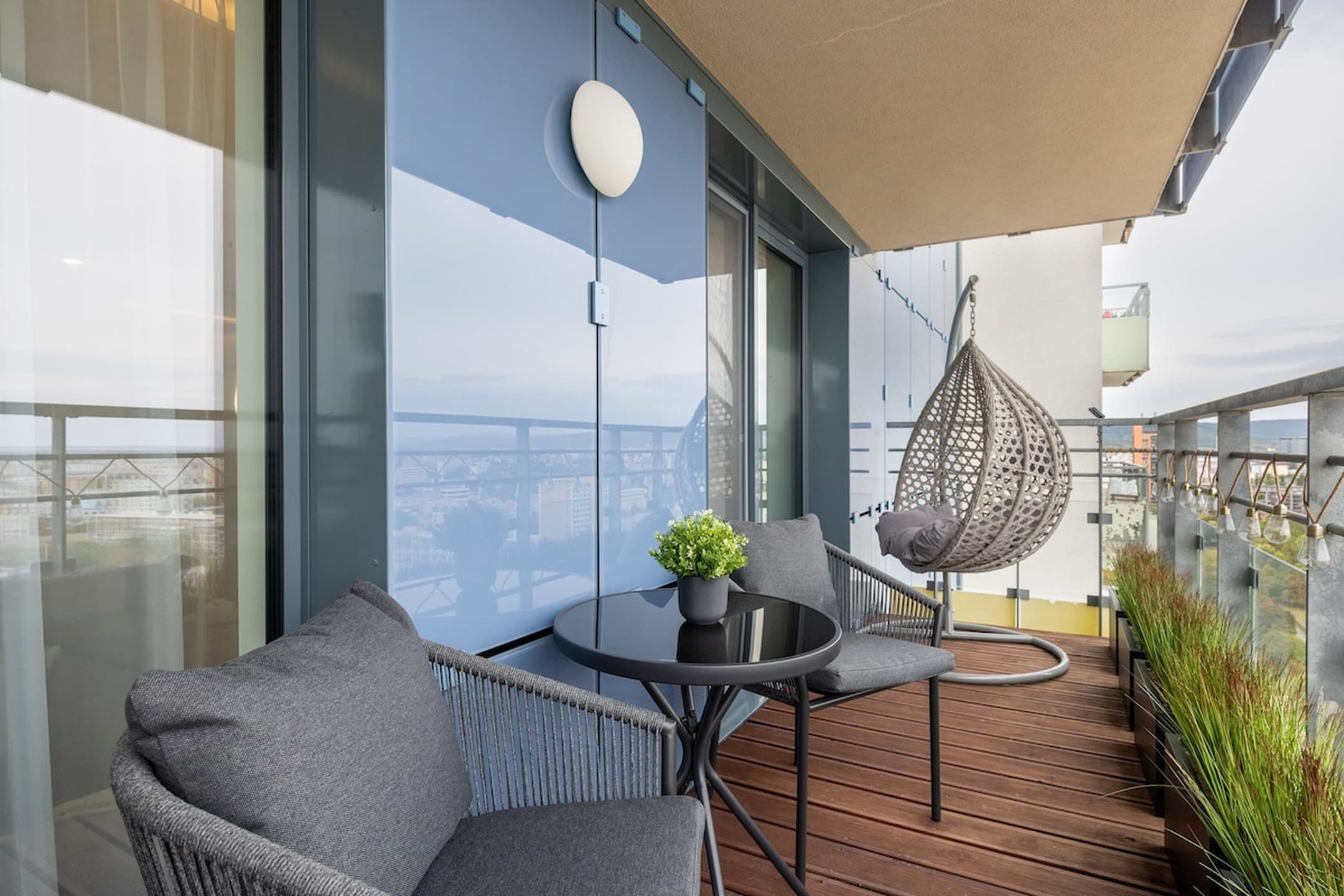 Skyline CityPark Apartment | Balcony + Parking 2