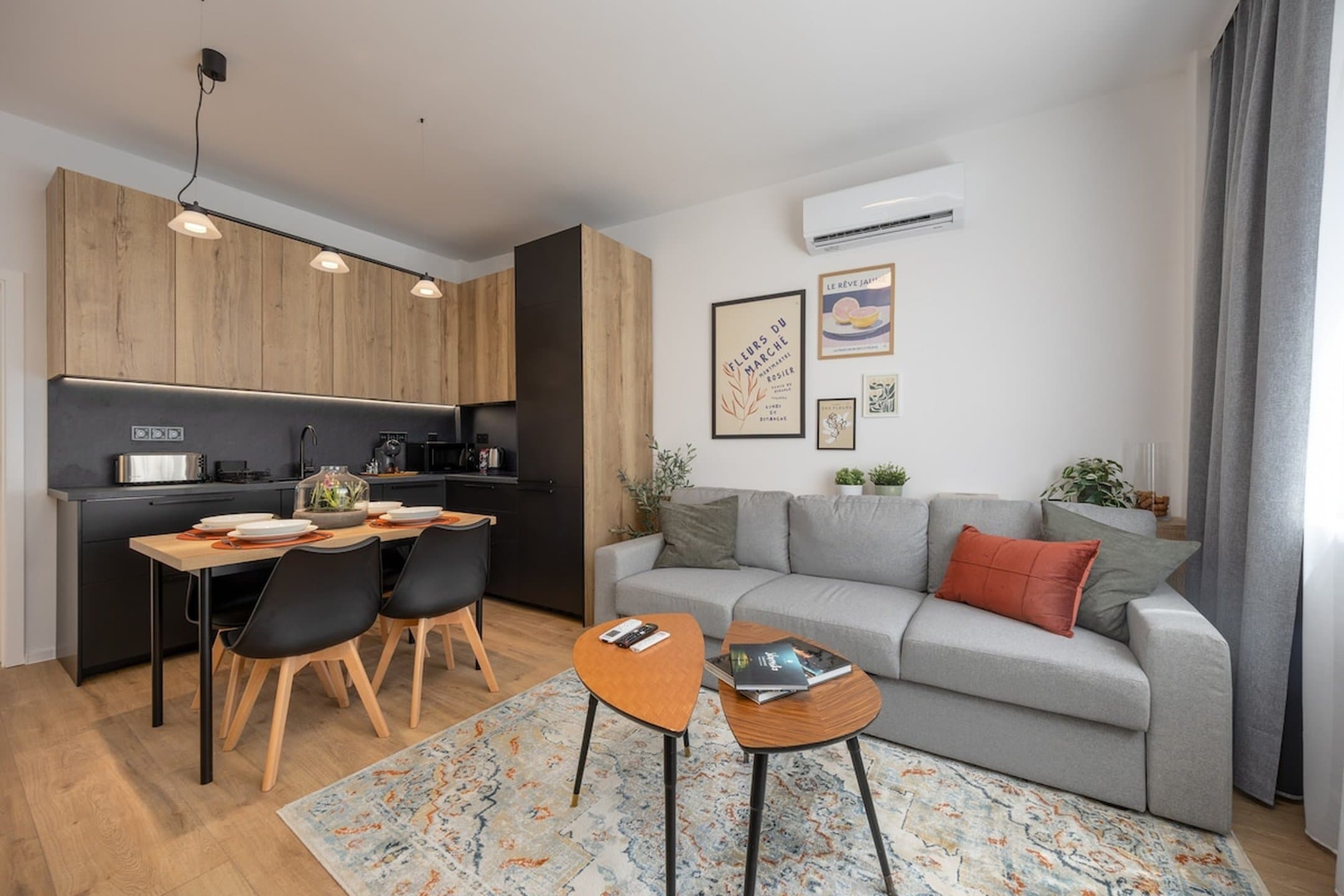 Premium 1BR Old Town Apt with A/C 2