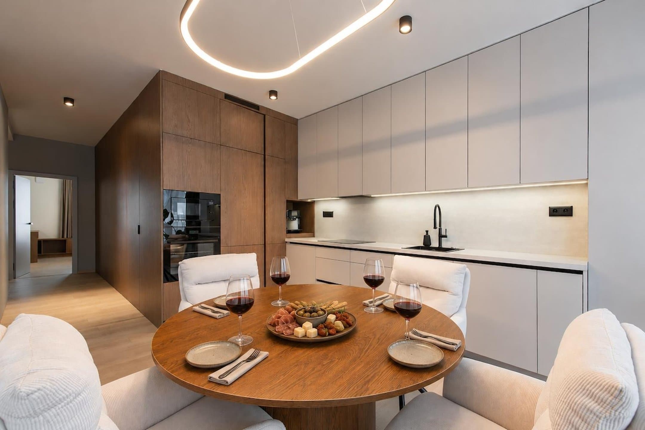 Premium Stay Near Novum & Downtown | Free Parking 5