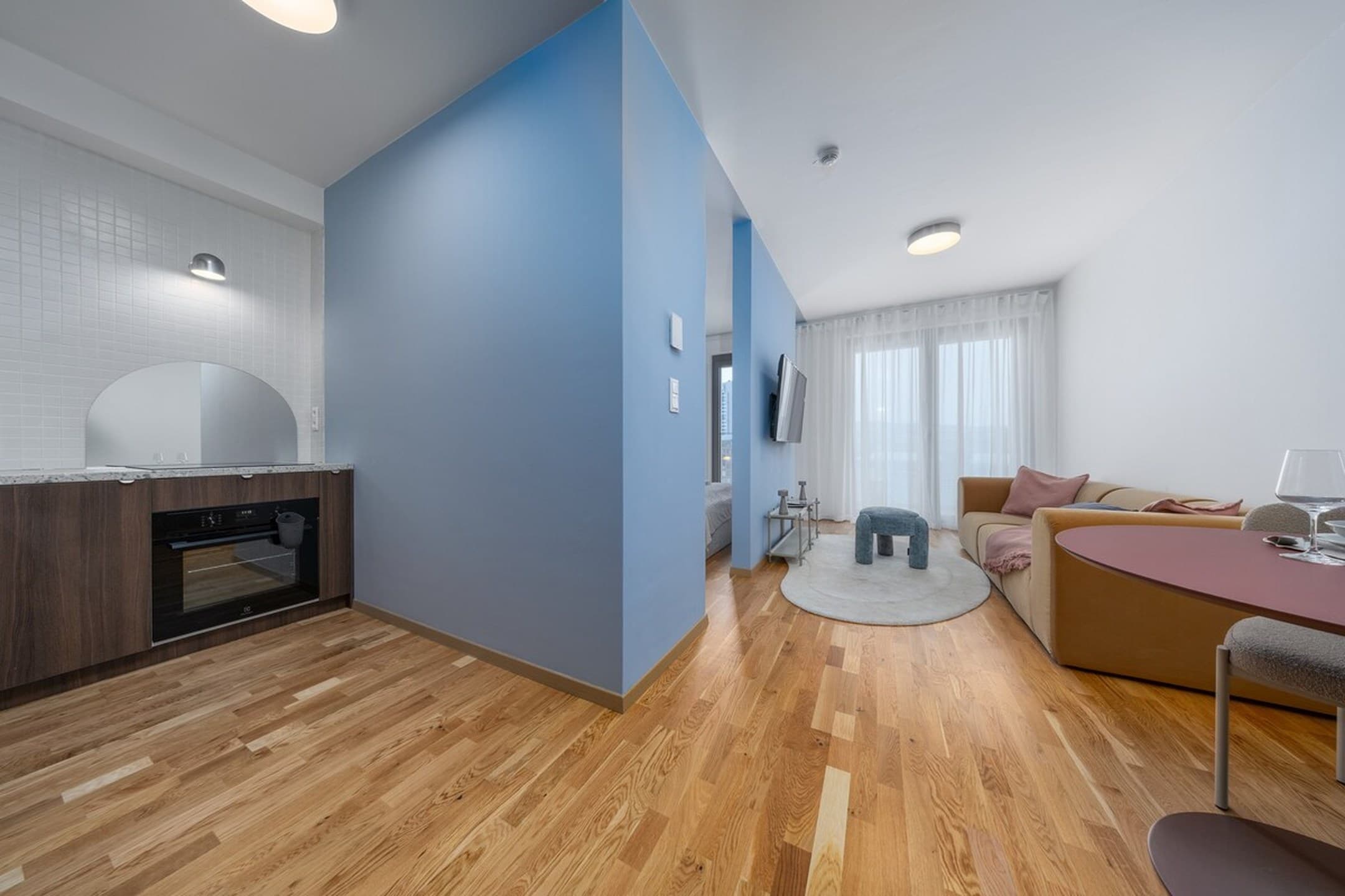 Metropolis Apartment | Balcony & Parking | Nivy 5