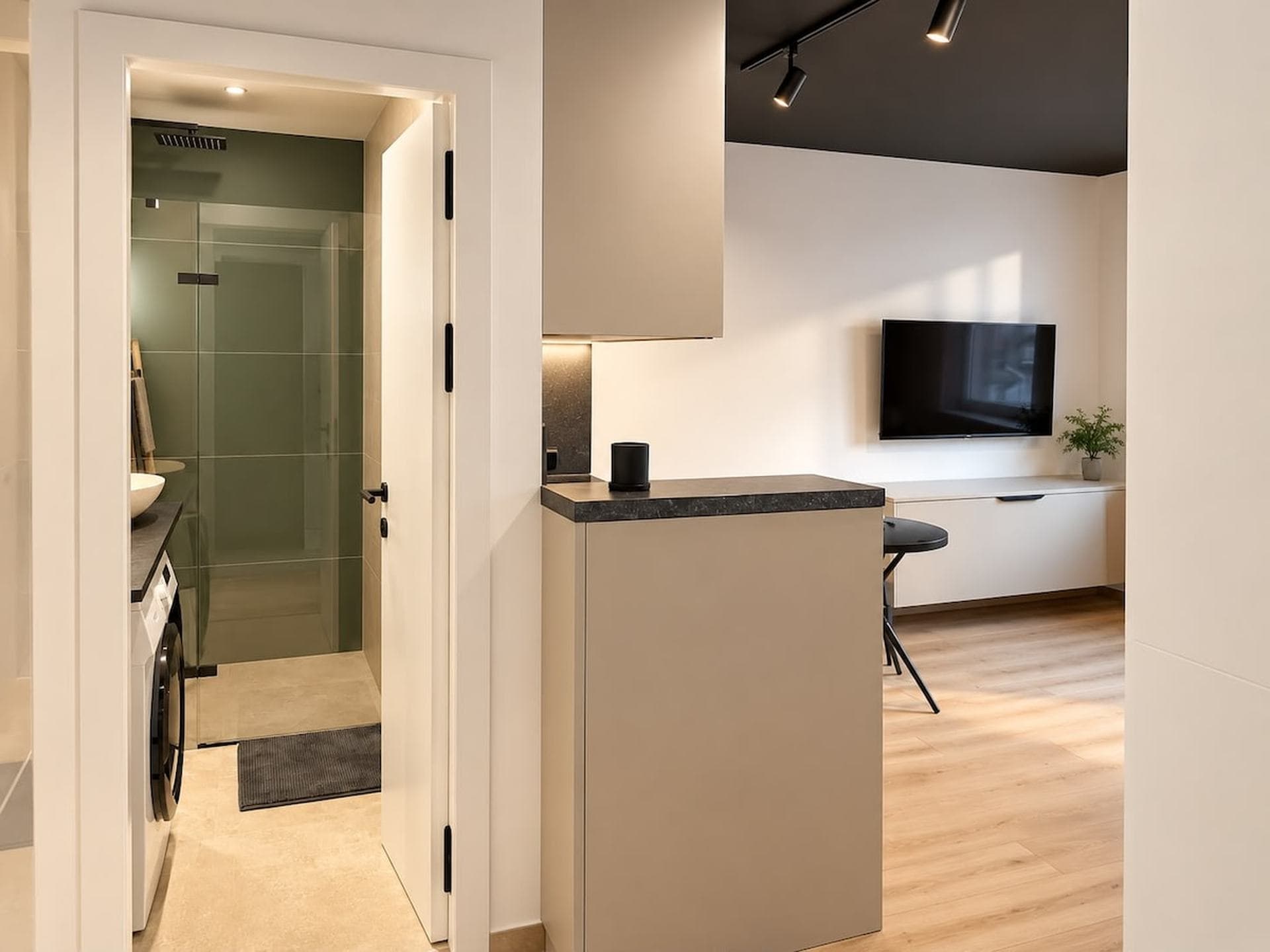 Design Studio | King Bed & Fast Wi-Fi & Parking 5
