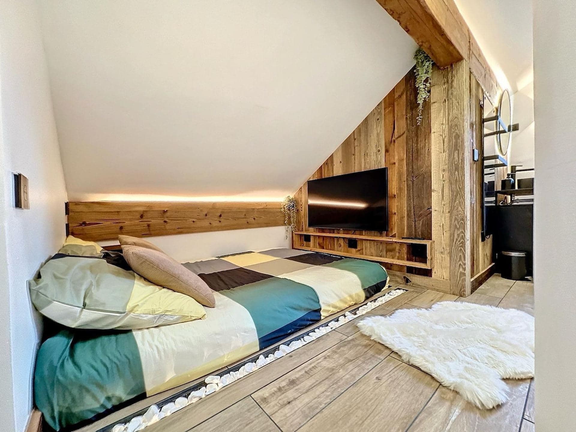 Modern 2BR Apt • Mountain Views & Private Parking 4